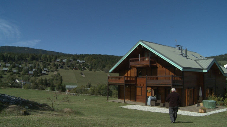 Log_Village_France_Bois_Joli_1.jpg