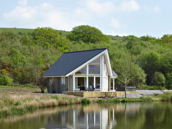 Sylen Lakes Artichouse log cabin