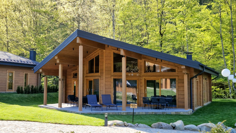 log cabin village2